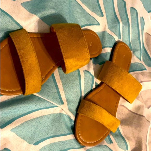Size 6 sandals - Picture 3 of 3